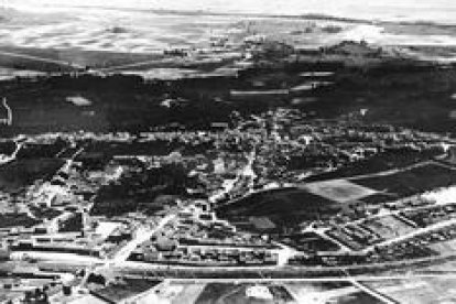 FOTOGRAFIA AEREA DE LA ESTACION  Y EL PUEBLO DE LA BAÑEZA