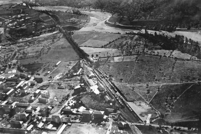 FOTOGRAFIA AEREA DEL PUEBLO DE PONFERRADA Y SU ESTACION DE TREN EN SEPTIEMBRE DE 1934