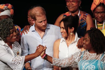 Los duques de Sussex, el príncipe Harry y Meghan, participan junto a la vicepresidenta de Colombia, Francia Márquez (d), en el Foro Mujeres Afro y Poder.