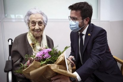 Imagen de archivo de María Branyas Morera durante la visita que le hizo el expresidente de la Generalitat de Catalunya Pere Aragonés en la Residencia Santa María del Tura de Olot (Girona) en abril de 2023, cuando tenía 116 años. EFE/ Jordi Bedmar