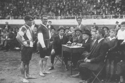 JUAN ANTONIO SUAREZ, EL SASTRIN DE RUCAYO, CAMPEON PROVINCIAL DE LUCHA EN 1932