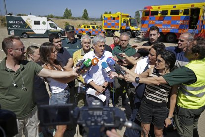 El delegado de la Junta, Eduardo Diego, atiende a los medios en la zona del incendio en Castrillo de los Polvazares.