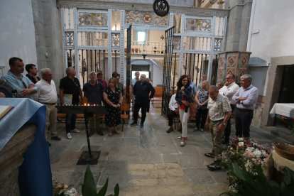 Los representantes de los municipios gallegos de Camino Francés en el interior del templo dedicado a Nuestra Señora de las Angustias.