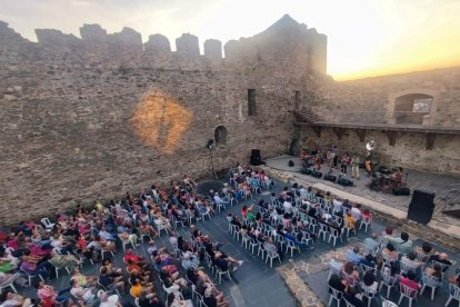 Actuación de Old School Funky Family en el Castillo Viejo de Ponferrada.