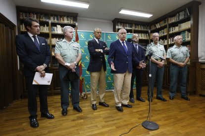 El por entonces ministro del Interior, Jorge Fernández Díaz, flanqueado en la imagen por mandos de la Guardia Civil en la comandancia de León, condecoró a título póstumo con la cruz al mérito de la Guardia Civil con distintivo rojo y la cruz de oro con distintivo rojo de protección civil a los tres agentes fallecidos; de igual forma, el sargento Enrique Ferrero fue condecorado con idénticas distinciones por su participación en el operativo de rescate.