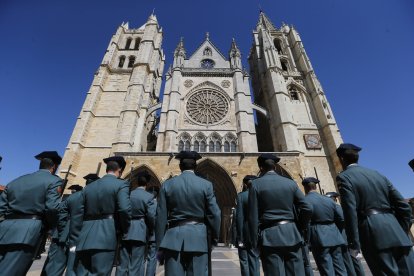 León lloró la muerte de los tres valientes y arropó a la Benemérita.