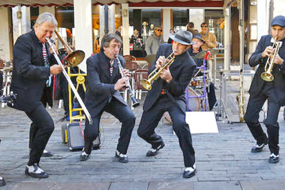Pixier & Dixie Band
