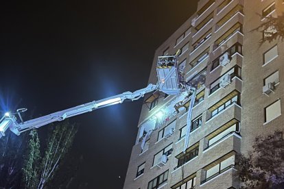 Bomberos del Ayuntamiento de Madrid han rescatado a dos mujeres, madre e hija, con quemaduras de segundo grado tras una explosión en una vivienda de la novena planta de un edificio de 13 alturas de la calle Arzobispo Morcillo, en el distrito de Fuencarral-El Pardo de Madrid. EFE/ Emergencias Madrid SOLO USO EDITORIAL/SOLO DISPONIBLE PARA ILUSTRAR LA NOTICIA QUE ACOMPAÑA (CRÉDITO OBLIGATORIO)