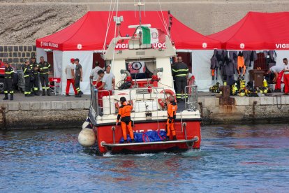 Un barco de rescate llega con el cuerpo de un pasajero del yate 'Bayesian' al puerto de Porticello, cerca de Palermo (Sicilia, Italia), el 21 de agosto de 2024. EFE/EPA/IGOR PETYX