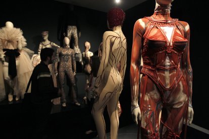 Imagen de archivo de varias creaciones del diseñador francés Jean Paul Gaultier dedicadas a la anatomía humana en una exposición. EFE/Emilio Naranjo