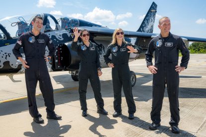 Fotografía cedida por Polaris Program del comandante Jared Isaacman (i), las especialistas Sarah Gillis y Anna Menon, y el piloto Scott 'Kidd' Poteet posando este martes, en Florida (Estados Unidos). EFE/ John Kraus/ Polaris Program