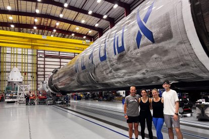 Fotografía cedida por Polaris Program de los tripulantes de la misión Polaris Dawn; el piloto Scott 'Kidd' Poteet (i), las especialistas Sarah Gillis y Anna Menon, y el comandante Jared Isaacman (d) posando junto al cohete Falcon 9 este martes Florida (Estados Unidos). EFE/ John Kraus/ Polaris Program