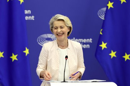 Ursula von der Leyen durante una conferencia de prensa después de ser reelegida como presidenta de la Comisión Europea durante una sesión plenaria del Parlamento Europeo en Estrasburgo, Francia, el 18 de julio de 2024. 
                       EFE/EPA/RONALD WITTEK