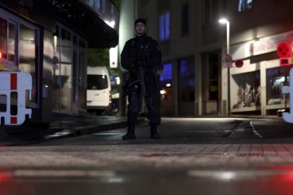 Un agente de policía hace guardia tras un ataque con cuchillo durante el festival de la ciudad en una calle de Solingen, Alemania. EFE/EPA/CHRISTOPHER NEUNDORF