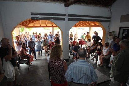 Un momento del estreno ayer a mediodía de la nueva biblioteca de Valtuille de Abajo.