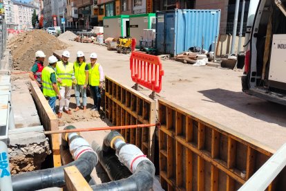 Visita del consejero Suárez Quiñones a la canalización de la red de calor de Ponferrada.