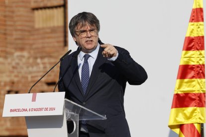 Imagen de archivo del pasado 8 de agosto del expresidente catalán Carles Puigdemont en Barcelona junto al Parlament tras casi siete años huido en el extranjero. EFE/ Alberto Estevez