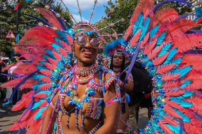 El multitudinario carnaval de Notting Hill celebró este lunes su segunda y última jornada ante la vigilancia de miles de agentes de la Policía Metropolitana (Met) de Londres, que este año ha registrado incidentes de "violencia inaceptable" por el apuñalamiento de tres personas. EFE/ Guillermo Garrido