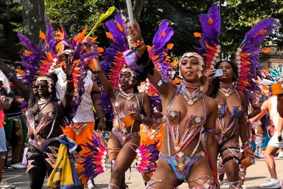 El multitudinario carnaval de Notting Hill celebró este lunes su segunda y última jornada ante la vigilancia de miles de agentes de la Policía Metropolitana (Met) de Londres, que este año ha registrado incidentes de 