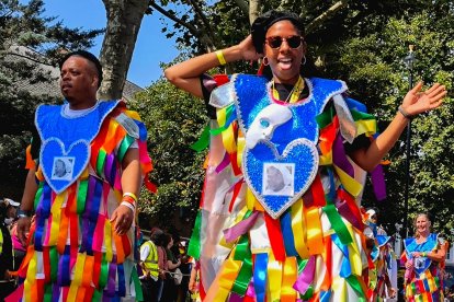 -El multitudinario carnaval de Notting Hill celebró este lunes su segunda y última jornada ante la vigilancia de miles de agentes de la Policía Metropolitana (Met) de Londres, que este año ha registrado incidentes de 