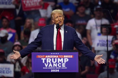 Fotografía del 23 de agosto de 2024 del candidato presidencial republicano Donald J. Trump en un mitin electoral en Glendale, Arizona, EE.UU. EFE/ALLISON