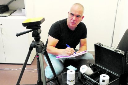 Héctor Rodríguez, haciendo mediciones en el Bierzo.