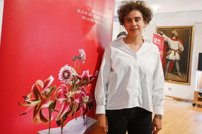 La escritora palestina Adanía Shibli que este martes recibirá el XXII Premio Leteo, en el marco del Festival Palabra de León, ha agradecido en rueda de prensa este galardón y ha recordado que en estos momentos los palestinosa, "aparte de la destrucción y todo el sufrimiento, se han convertido "en personas sin discurso y experimentando una gran soledad".