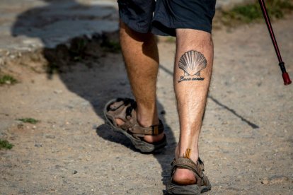 Una peregrino del Camino de Santiago a su paso por el pantano de la Grajera, en Logroño (La Rioja).
