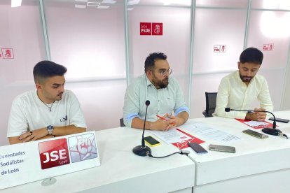 Álvaro Carro, secretario de Educación de JJSS en León,  José Manuel Rubio, secretario general de JJSS en León y Fran Diaz, secretario de JJSS en Castilla y León.