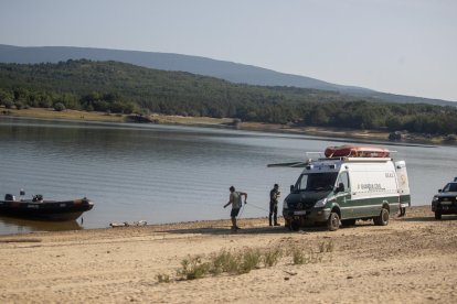 Los servicios de emergencias han reanudado desde primera hora de la mañana de este miércoles la búsqueda del joven desaparecido el martes mientras nadaba en la zona de la Playa Pita en el embalse de la Cuerda del Pozo en Soria. Según ha confirmado la Subdelegación del Gobierno en Soria, a la búsqueda se ha incorporado el Grupo de Especialistas Subacuáticos de Valladolid (GEAS). EFE/Wifredo García