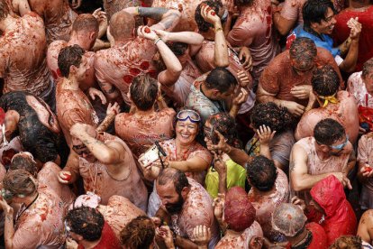 GRAFCVA2460. BUÑOL (VALENCIA), 28/08/2024.- La localidad valenciana de Buñol celebra su mundialmente conocida Tomatina, una tradicional 