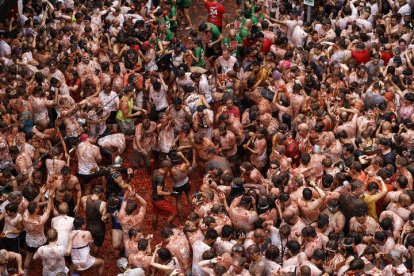 GRAFCVA2466. BUÑOL (VALENCIA), 28/08/2024.- La localidad valenciana de Buñol celebra su mundialmente conocida Tomatina, una tradicional 