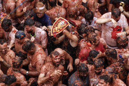 GRAFCVA2465. BUÑOL (VALENCIA), 28/08/2024.- La localidad valenciana de Buñol celebra su mundialmente conocida Tomatina, una tradicional 