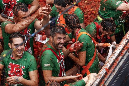 GRAFCVA2463. BUÑOL (VALENCIA), 28/08/2024.- La localidad valenciana de Buñol celebra su mundialmente conocida Tomatina, una tradicional 