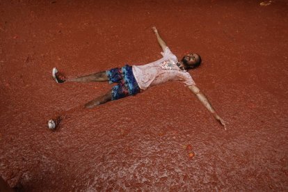 La localidad valenciana de Buñol celebra su mundialmente conocida Tomatina, una tradicional 