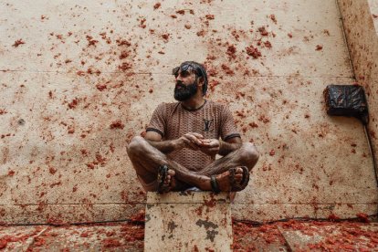 La localidad valenciana de Buñol celebra su mundialmente conocida Tomatina, una tradicional 