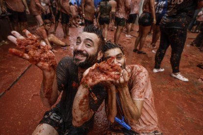 La localidad valenciana de Buñol celebra su mundialmente conocida Tomatina, una tradicional 