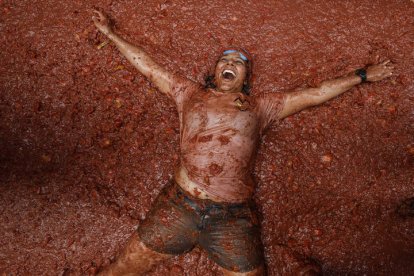 La localidad valenciana de Buñol celebra su mundialmente conocida Tomatina, una tradicional 