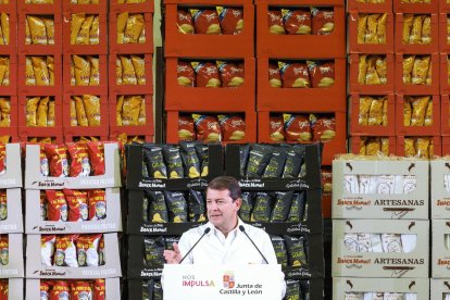 El presidente de la Junta de Castilla y León, Alfonso Fernández Mañueco, retoma su agenda institucional con una visita a la planta de Europe Snacks, ubicada en el municipio vallisoletano de Medina del Campo. EFE/Nacho Gallego