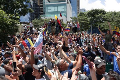 Fotografía de archivo del 3 de agosto de 2024 de simpatizantes de la oposición que participan en una protesta en rechazo a los resultados oficiales de las elecciones presidenciales -que dan la victoria al presidente Nicolás Maduro-, en Caracas (Venezuela). EFE/ Ronald Peña R.