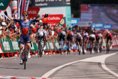 El ciclista irlandés Dunbar celebra su victoria en la undécima etapa de la Vuelta Ciclista a España