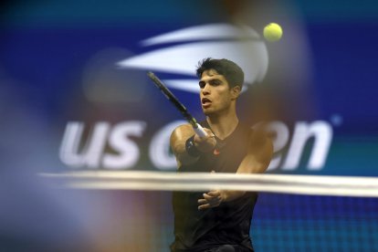 El tenista Carlos Alcaraz se convirtió este miércoles en la gran apuesta masculina de España en el Abierto de Estados Unidos EFE/EPA/DANIEL MURPHY