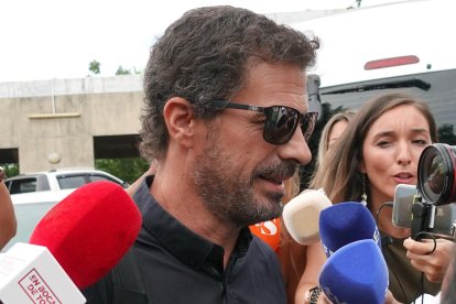 El actor español Rodolfo Sancho a su llegada al tribunal de Samui, padre de Daniel Sancho condenado en Tailandia a cadena perpétua por el asesinato del colombiano Edwin Arrieta.
                      EFE/EPA/SITTHIPONG CHAROENJAI