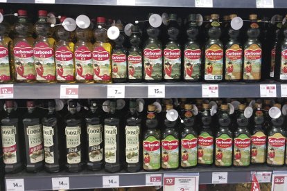 Imagen de archivo de unas botellas de aceite de oliva en un supermercado de Madrid. EFE/ Fernando Alvarado