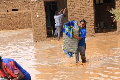 Unas personas recuperan sus pertenencias en una zona afectada por las inundaciones, en Masawi, en el estado norteño de Merowe, Sudán, el 27 de agosto de 2024. EFE/EPA/STR