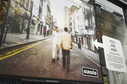 Quince años después de su disolución musical y, en la práctica, también fraternal, los hermanos Gallagher han anunciado la futura reunión de Oasis, aclamadísima banda gracias sobre todo a dos discos que propulsaron el llamado "brit pop" e igualmente conocida por los desvaríos y puñaladas de sus miembros. Imagen de la portada de un disco de Oasis, situada en la tienda 'Sister Ray' en Soho. EFE/Guillermo Garrido