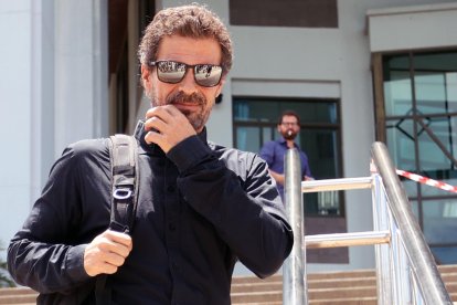 El actor español Rodolfo Sancho, padre de Daniel Sancho, a la salida del tribunal de Samui donde los jueces condenaron a su hijo a cadena perpetua por el asesinato en Tailandia del colombiano Edwin Arrieta.
                      EFE/EPA/SITTHIPONG CHAROENJAI