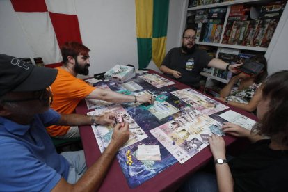 Juegos de mesa en grupo en León, ayer