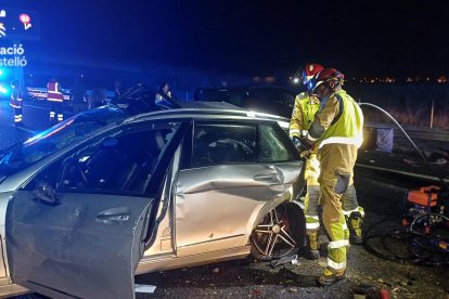 Un menor de 15 años ha fallecido y catorce personas han resultado heridas, cuatro de ellas graves, en un accidente de tráfico registrado esta noche en la autovía AP-7 a su paso por el término municipal de Moncofa (Castellón). Según ha informado a EFE el Centro de Gestión de Tráfico, el siniestro ha tenido lugar a las 23:50 horas en el punto kilométrico 456 de la AP-7 en Moncofa, cuando, por causas que se investigan, han colisionado tres vehículos que circulaban sentido Castellón.  EFE/ Bombers De Castelló Via X *****SOLO USO EDITORIAL/SOLO DISPONIBLE PARA ILUSTRAR LA NOTICIA QUE ACOMPAÑA (CRÉDITO OBLIGATORIO) *****