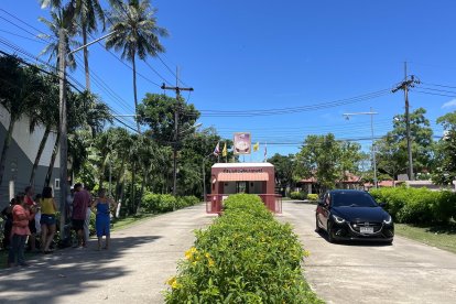 KOH SAMUI, 30/08/2024.- Entrada de la prisión de Samui, donde Daniel Sancho permanece tras ser condenado. El actor español Rodolfo Sancho visitó este viernes a su hijo, Daniel Sancho, en la prisión de Samui (sur de Tailandia), adonde regresó tras ser condenado la víspera a cadena perpetua por un tribunal tailandés por el asesinato premeditado del cirujano colombiano Edwin Arrieta. EFE/Concepción Dominguez